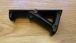 Angled rail grip
