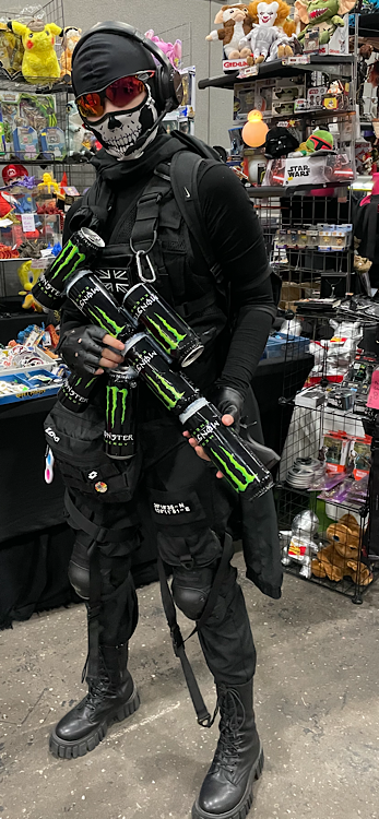 Is this cosplayer carrying a RIF Guns Gear Loadouts