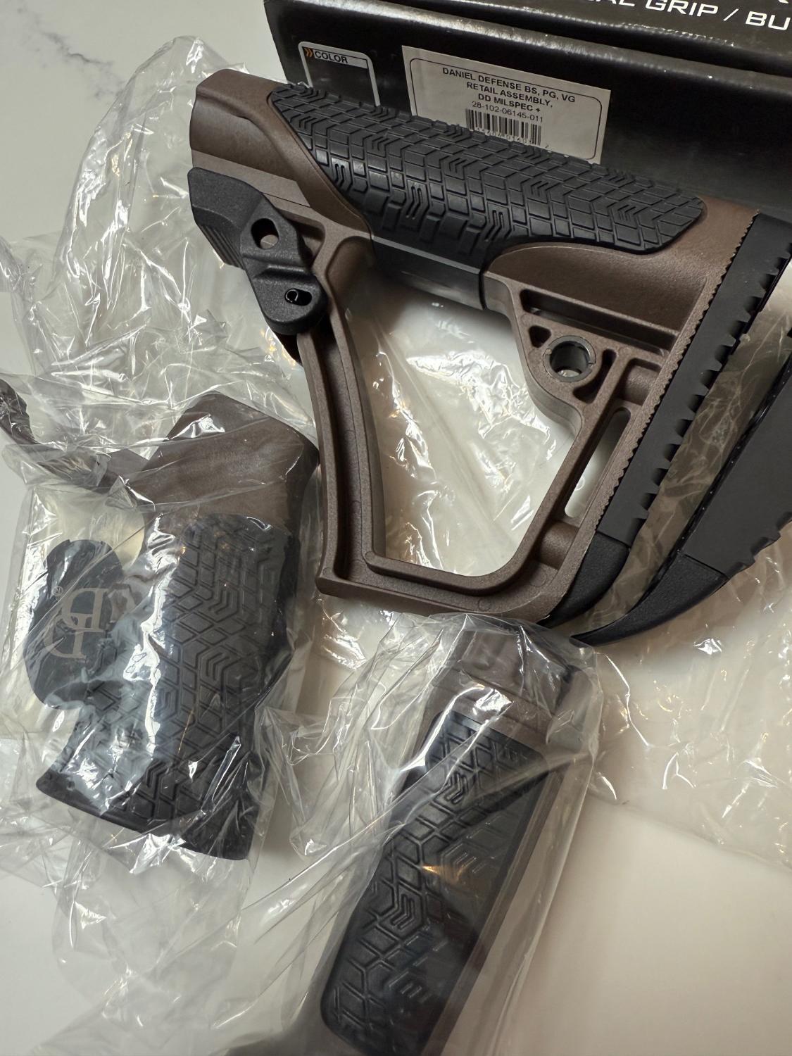 実物 DANIEL DEFENSE ENHANCED FURNITURE SET Daniel Defense Buttstock, Pistol Grip & M-LOK Vertical