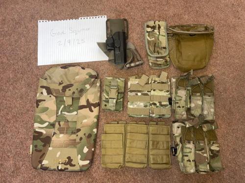 More information about "Collection of Different Pouches and holster"