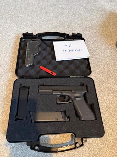 More information about "Glock WE17 gas pistol, 2 mags, case"