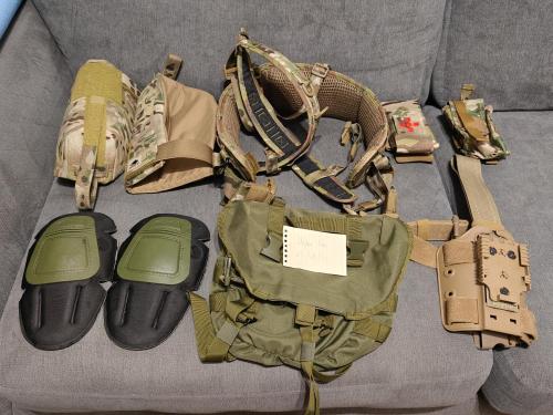 More information about "Gear job lot: holster, harness belt, pouches, knee pads"